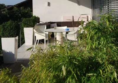 efh_sierning_terrasse-mit-pflanzen-und-sitzbereich